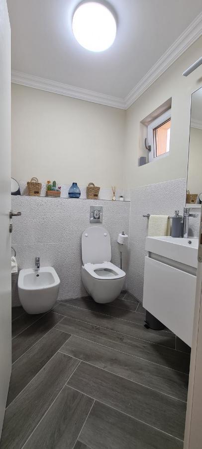 Апартаменти White Rezidence Куртя-де-Арджеш Екстер'єр фото